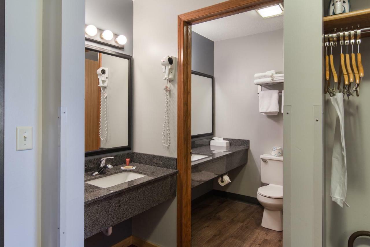 Boarders Inn & Suites By Cobblestone Hotels Superior Εξωτερικό φωτογραφία