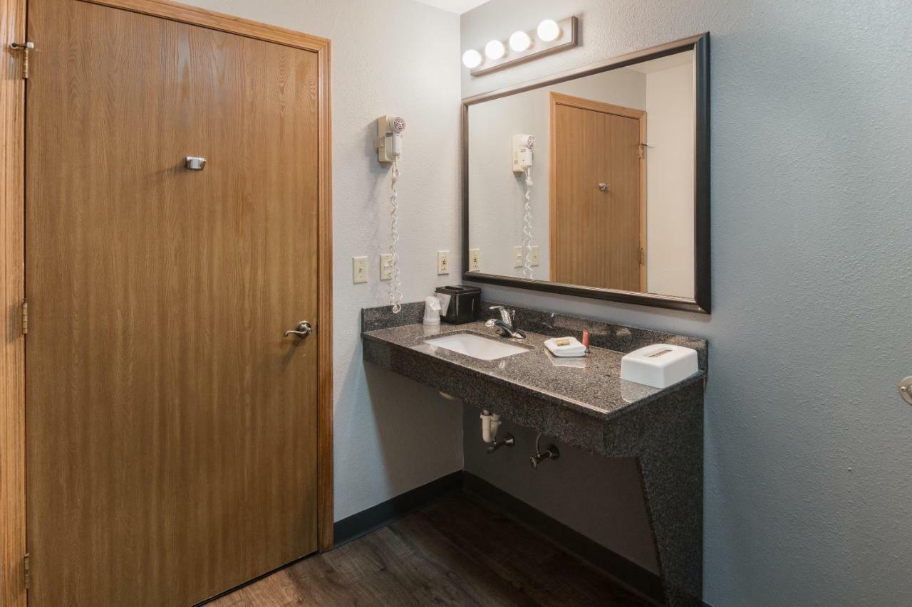 Boarders Inn & Suites By Cobblestone Hotels Superior Εξωτερικό φωτογραφία