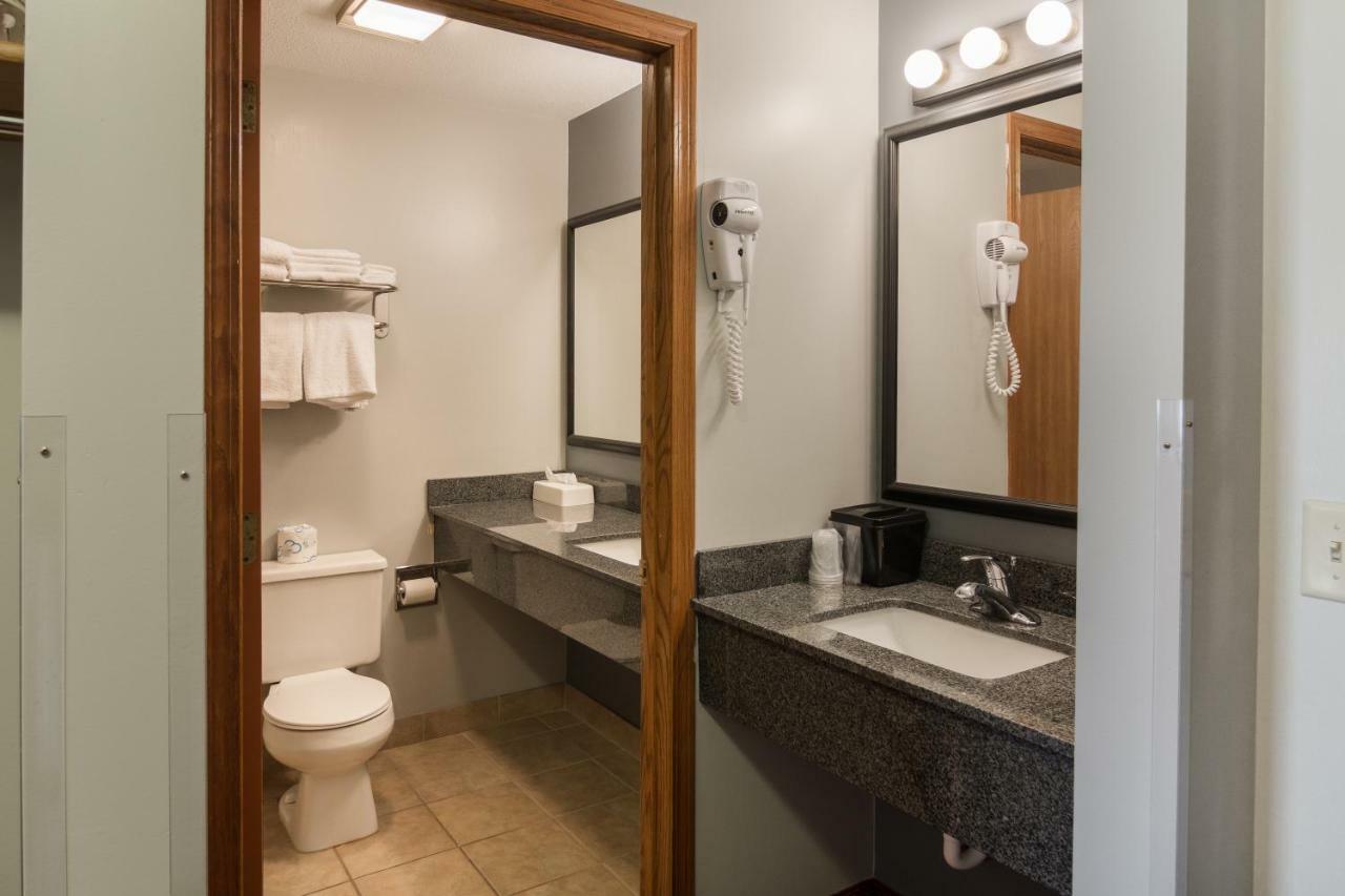 Boarders Inn & Suites By Cobblestone Hotels Superior Εξωτερικό φωτογραφία