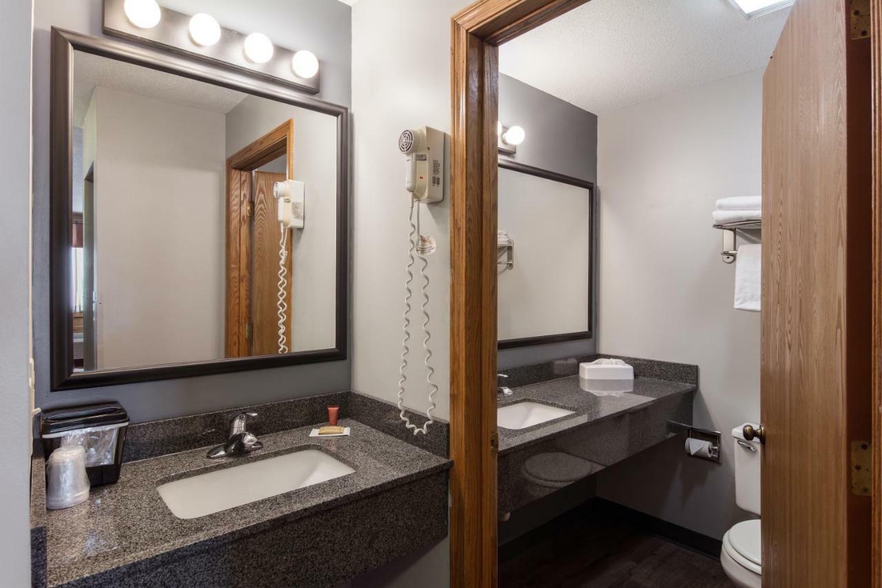 Boarders Inn & Suites By Cobblestone Hotels Superior Εξωτερικό φωτογραφία